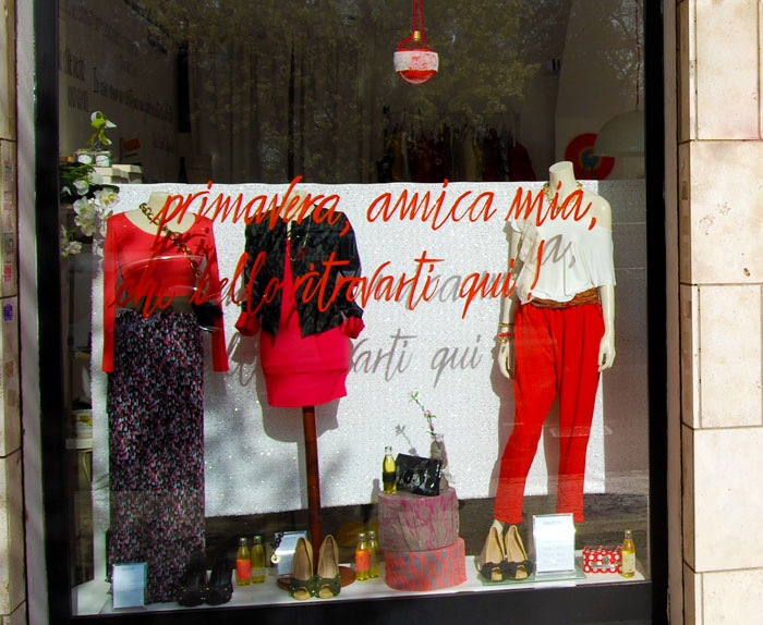 vetrina-calligrafia-copywriting-allestimento